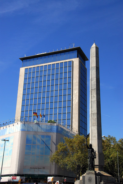 Plaa de Joan Carles I with Victory Monument (El Llapis)