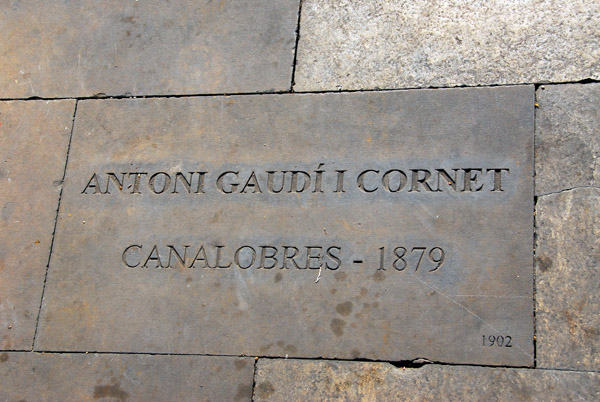 Antoni Gaud marker for the 1879 lanterns, Plaa Reial