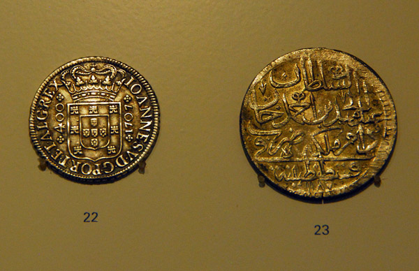 MNAC coin gallery - John V of Portugal cruzado (1707) and Ottoman Sultan Abdul Hamid 2 zolota (1774)