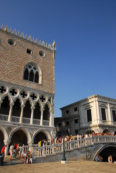 Doge's Palace and the bridge Ponte della Paglia (Bridge of Straw)