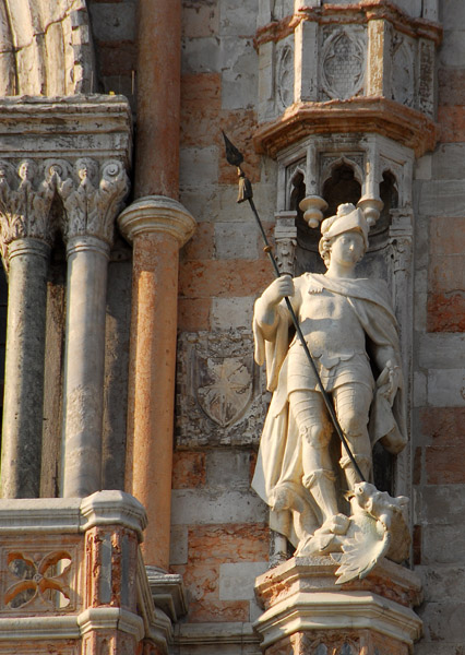 Statue on the south faade of the Doge's Palace