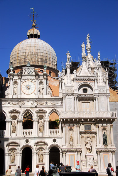 Northern faade of the interior courtyard of the Doge's Palace with the Monopola Portico (L) and Foscari Arch (R)