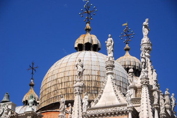 Dome of the Basilica di San Marco behind sculptures on the small spires of the Foscari Arch