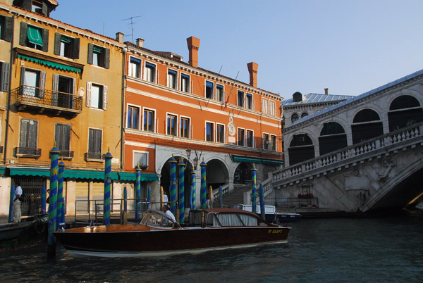 Palazzo dei Dieci Savi at the foot of fhe Rialto Bridge