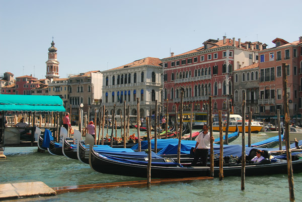 Gondola station near the Rialto Bridge along the Riva del Vin