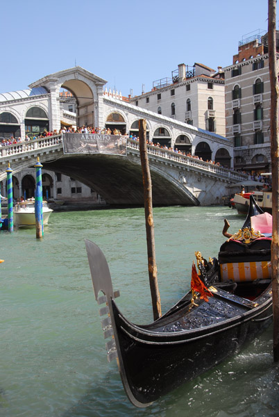 Gondola with the Rialto Bridge