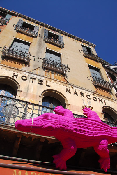 Hotel Marconi, Riva del Vin, near the Rialto Bridge...and I don't know what's up with the crocodile