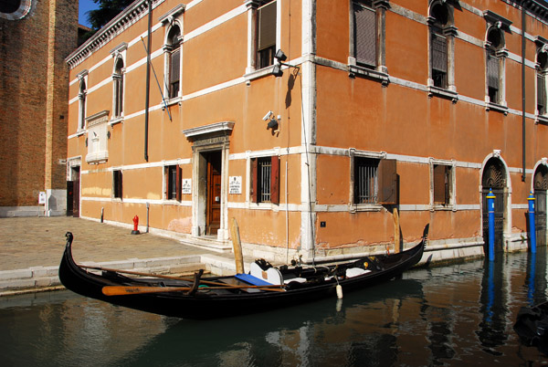 Gondola on the canal in front of Campo Dei Frari with the former Franciscan monastery, now State Archives