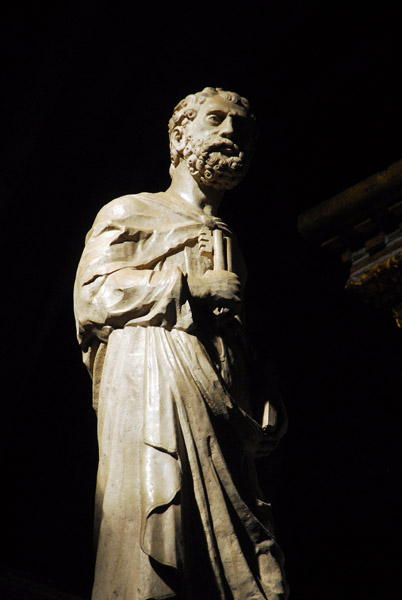 Statue of St. Peter holding his key near the entrance of the left transcept, i Frari