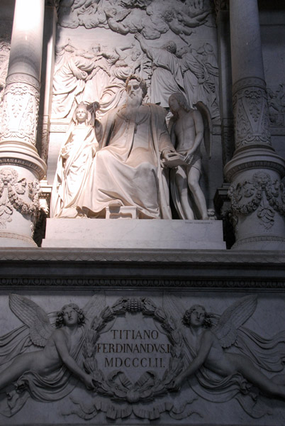 Behind the main sculpture group is a bas relief of the Assumption of the Virgin after Titian's work on the main alter of i Frari