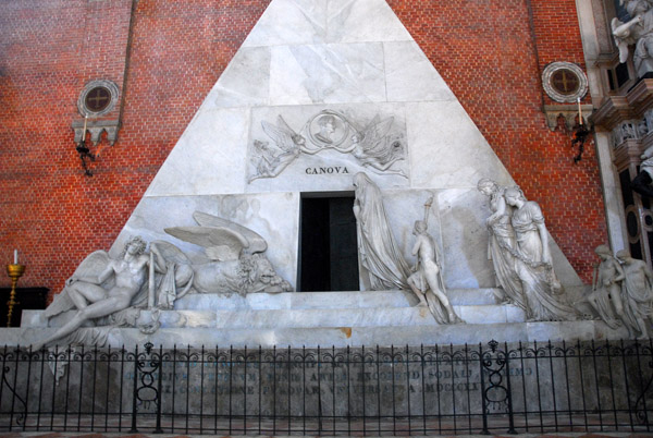 Pyramid-shaped monument to the great Venetian sculptor Antonio Canova (1757-1822) i Frari