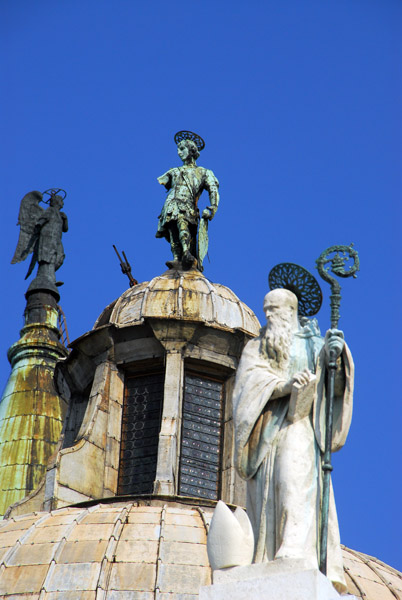 Sculptuers atop the dome of San Giorgio Maggiore