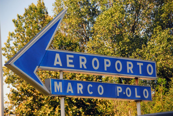 Sign at the entrance to Venice's Aeroporto Marco Polo (VCE/LIPZ)