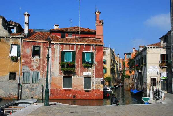 Rio de S. Pantalon at Calle de Castelforte S. Rocco, just west of Scuola Grande San Rocco, Venice