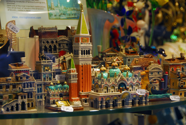The shop of  Il Mondo in Miniatura with miniatures of the city of Venice (www.morogiovanni.com)