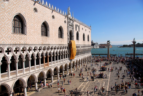 The western faade of the Doge's Palace overlooking Piazzetta San Marco