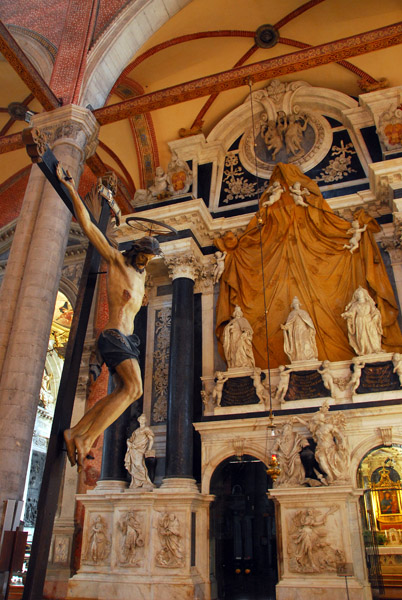 The Baroque crucifix over the main altar of San Zanipolo