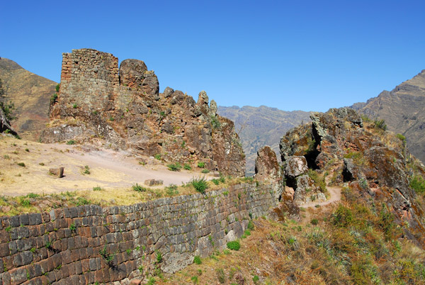 Wall along the upper ridge of Pisaq between Intihuatana and the Inca tunnel