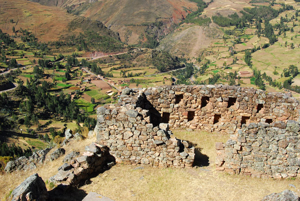 The northern ruins (Kinchiracay or Pisaqa?) are the least impressive
