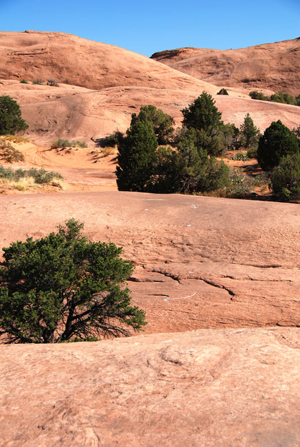 Route arrows painted on the rock