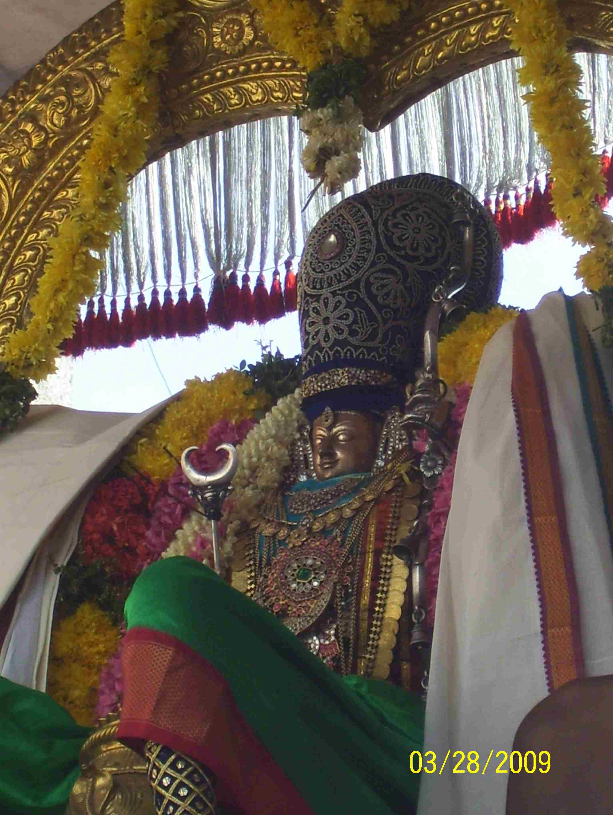 Thiruvallikeni Sri Ramar_periya Thiruvadi_closeup.jpg