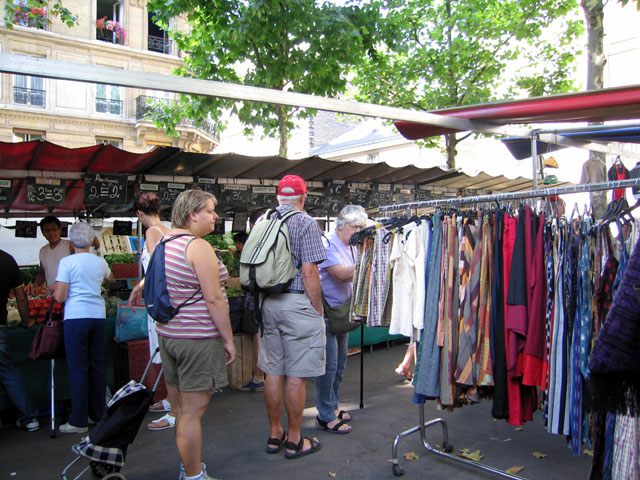 Place Monge on a market day selling clothes