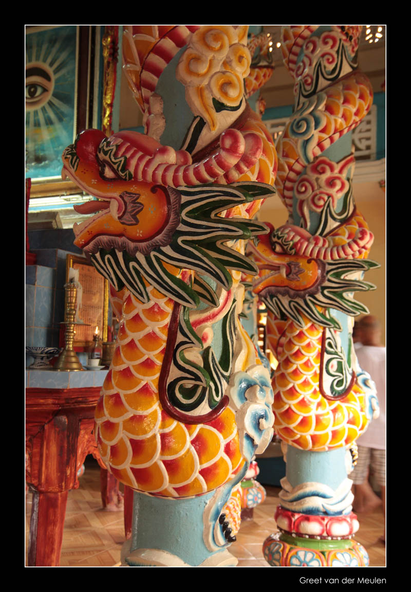 7394 Vietnam, dragon on pillar Cao Dai tempel