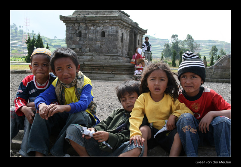 3457 Indonesia, children at Arjuna temple complex