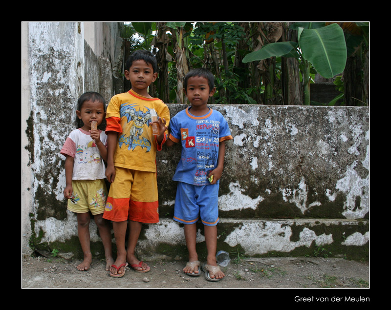 3314 Indonesia, children eating waterice