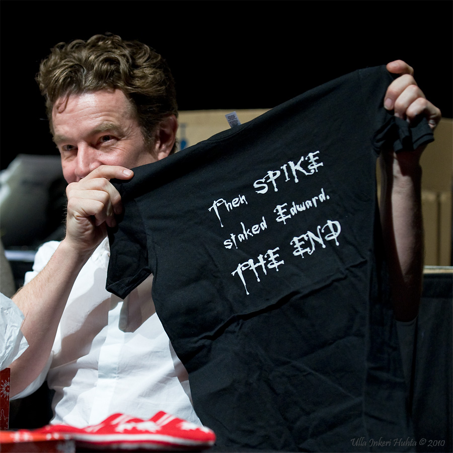 Oh, yeh! Id like to see him wear that tee at a convention!