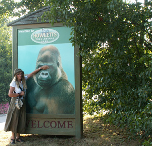 Howletts welcoming sign