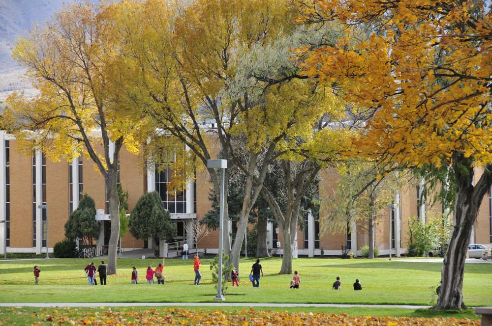 ISU quad autumn scene with kids _DSC4607.jpg