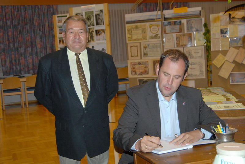 Minister Prll schreibt als erster im Gstebuch !