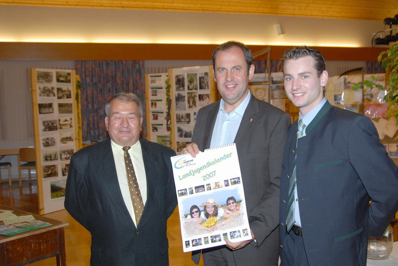 Minister Prll mit Ausstellungsgestalter Herbert Swoboda und dem neuen Landjugendkalender