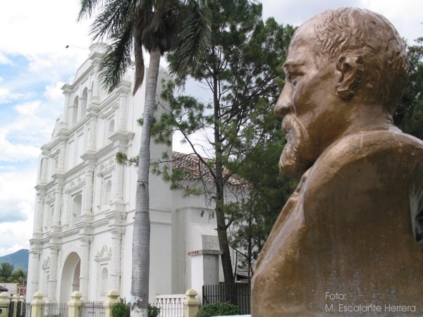 Iglesia  Catolica y Monumento a JRB