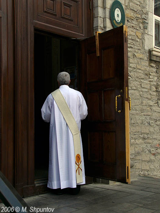 Entering Notre-Dame-des-Victoires