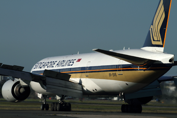 SINGAPORE AIRLINES BOEING 777 200 SYD RF IMG_0298.jpg