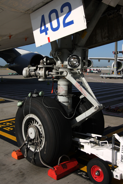 BOEING 747 400 NOSE GEAR SYD RF IMG_6141.jpg