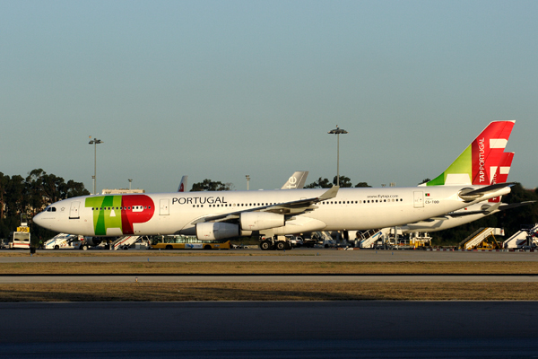 TAP AIR PORTUGAL AIRBUS A340 300 LIS 0906 RF IMG_6008.jpg