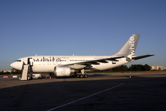 WHITE AIRBUS A310 300 LIS RF IMG_5753.jpg