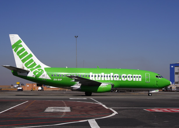 KULULA.COM BOEING 737 200 JNB RF IMG 1133.jpg