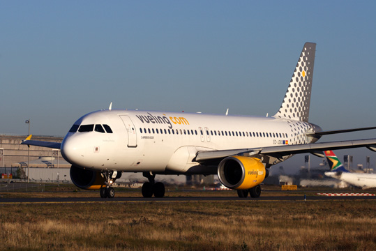 VUELING AIRBUS A320 CDG RF.jpg