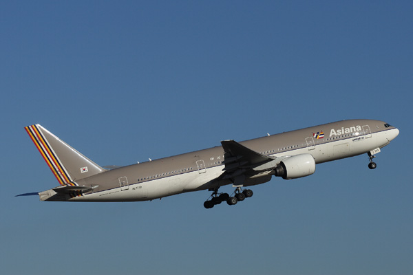 ASIANA BOEING 777 200 SYD RF.jpg