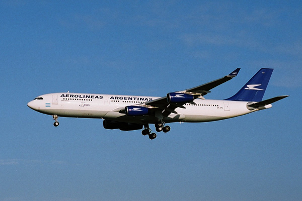 AEROLINEAS ARGENTINAS AIRBUS A340 300 SYD RF 1938 12.jpg