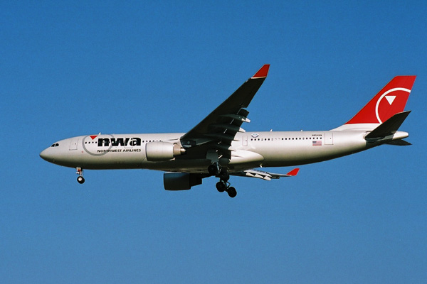 NWA AIRBUS A332 NRT RF 1925 10.jpg