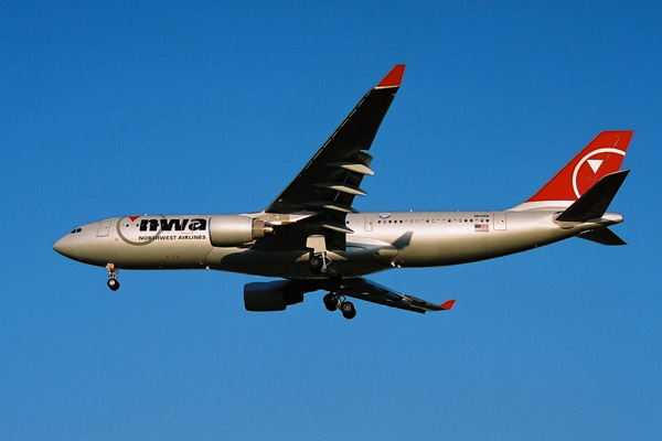 NWA AIRBUS A332 NRT RF 1926 25.jpg