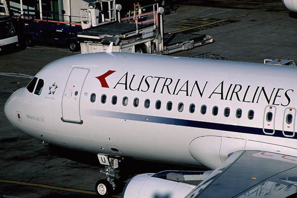 AUSTRIAN AIRBUS A320 LHR RF.jpg