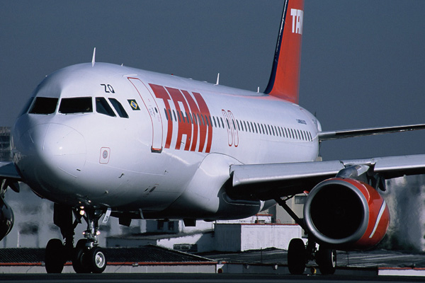 TAM AIRBUS A320 CGH RF.jpg