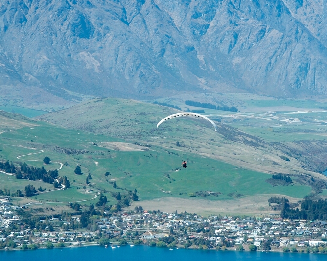 Para glider over Queentown