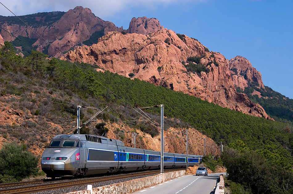 A TGV Rseaux, heading to Nice, between Anthor and Le Trayas.